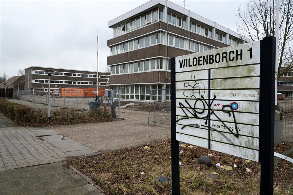 Diemen - Bergwijkpark: foto van kantoorpand met bord Wildenborch 1.