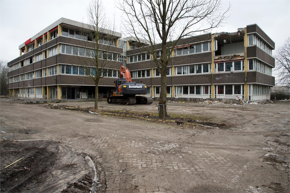 Diemen - Bergwijkpark: foto van verwaarloosd kantoorpand met graafmachine ervoor.