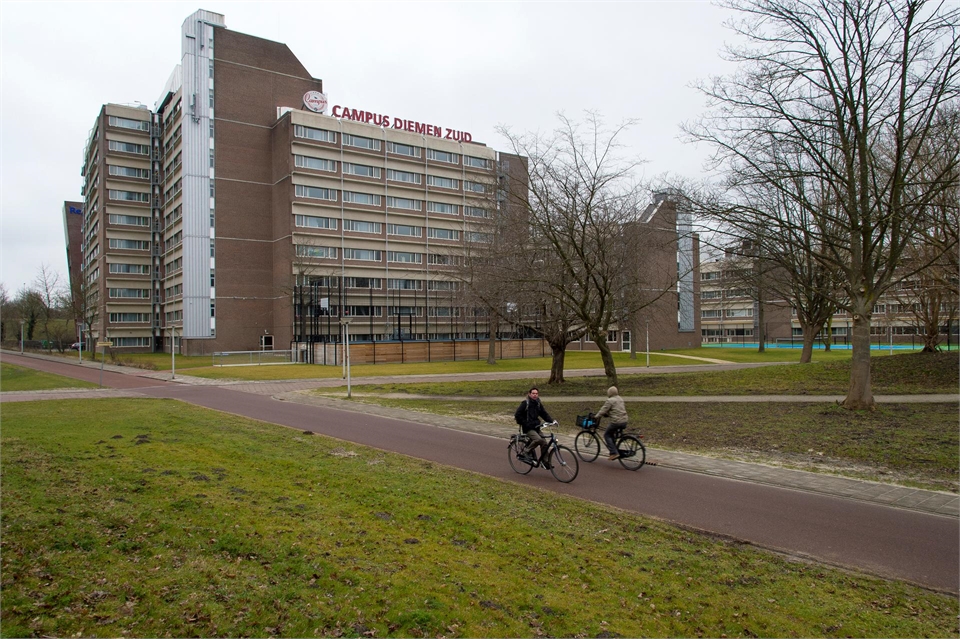 Diemen - Bergwijkpark: foto van groot flatgebouw met daarop de tekst Campus Diemen Zuid.
