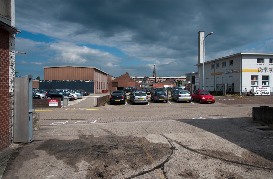 Doetinchem Iseldoks: foto van bedrijventerrein met geparkeerde auto's.