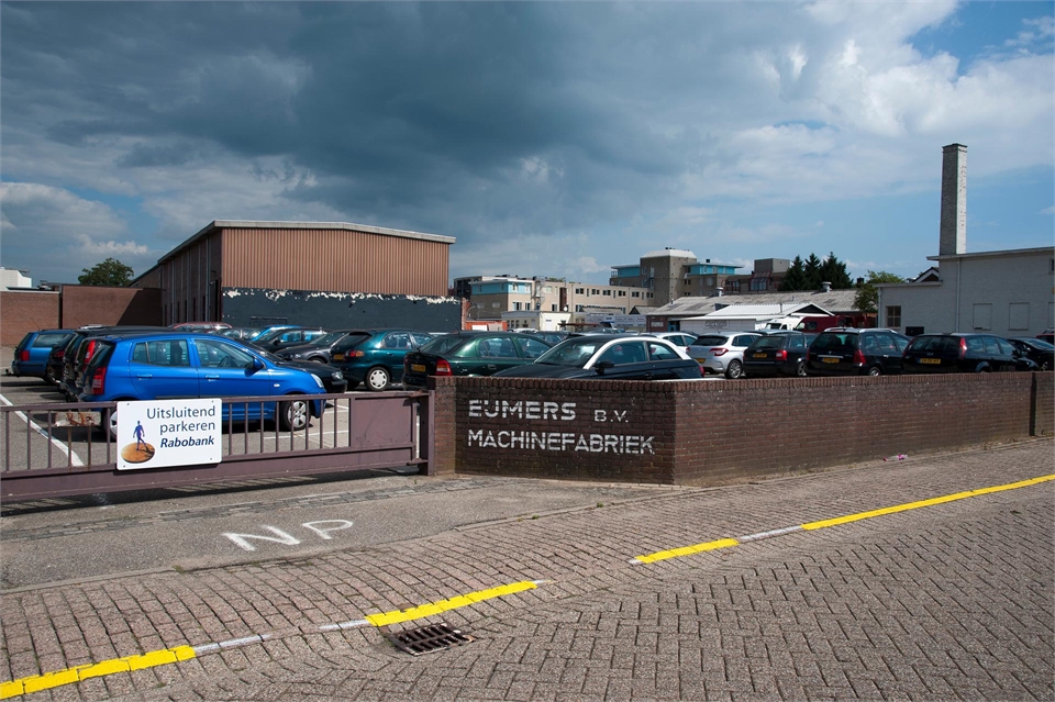 Doetinchem Iseldoks: foto van parkeerterrein met bord Eijmers machinefabriek.