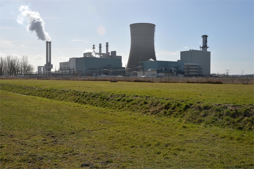Noord-Brabant - Havengebied Moerdijk: foto van de Amercentrale (elektriciteitscentrale).