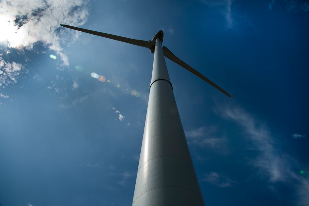 Close-up van een windturbine bij Eemshaven.