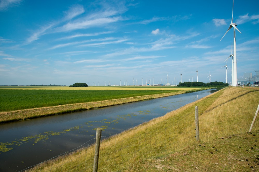 Een rij Groningse windturbines bij Eemshaven.